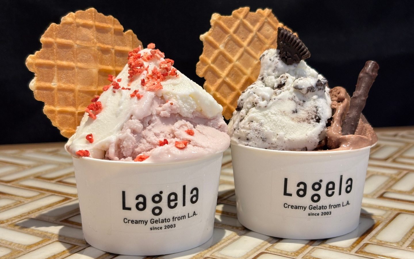 ワッフルを添えたLagelaのカップジェラート
